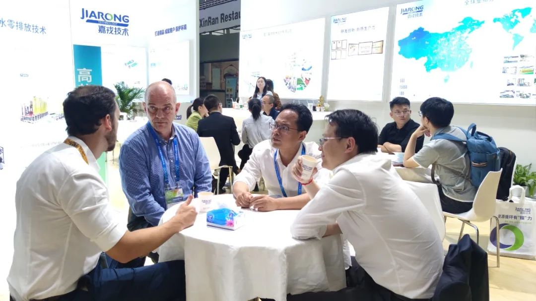 b体育董事长董正军与客户交谈