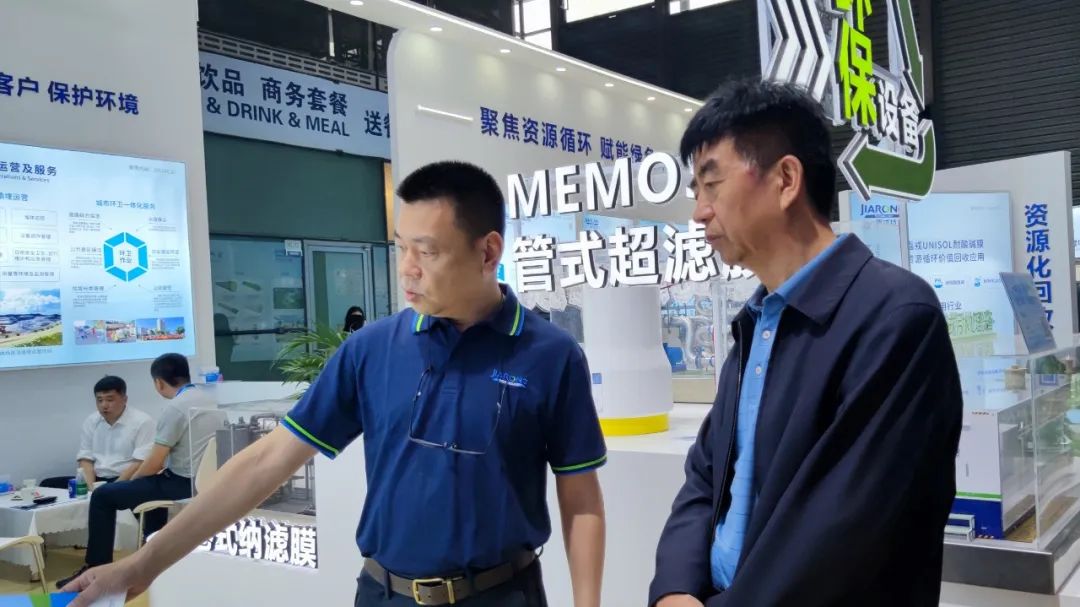 b体育总经理蒋林煜与客户交谈