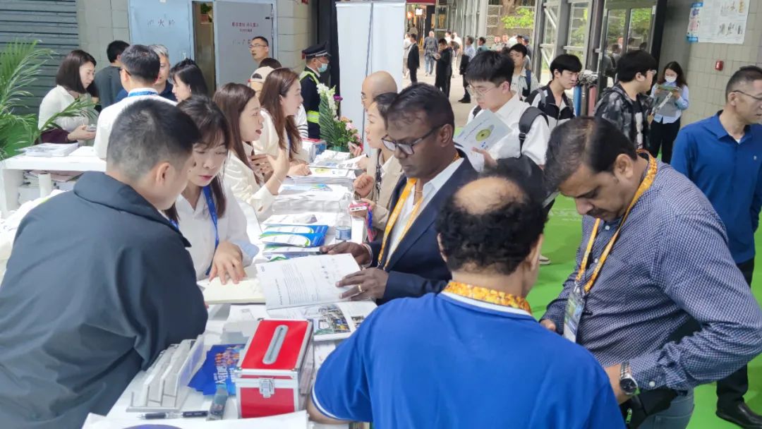 东南亚客户光临b体育展台咨询污水处理